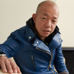 小峠英二が笑コラで波留とのシゴ旅が面白い？年収が気になる？