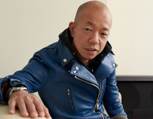 小峠英二が笑コラで波留とのシゴ旅が面白い？年収が気になる？